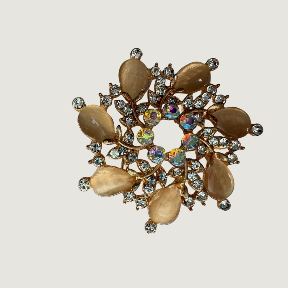 Vintage 60s Gold-Tone Wreath Brooch Pin Peach Teardrop Cabochon Aurora Borealis - Picture 1 of 5
